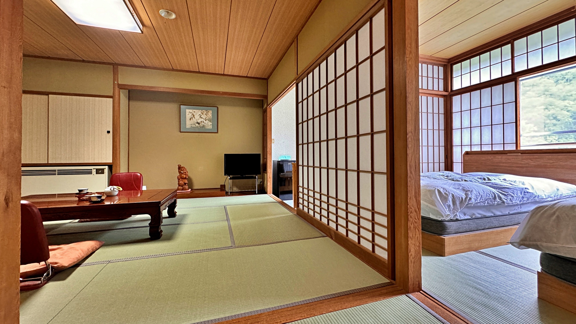 【和室16畳】セミダブルのベッドが２台あり、和室ながら利用しやすい部屋です（2～６名様）
