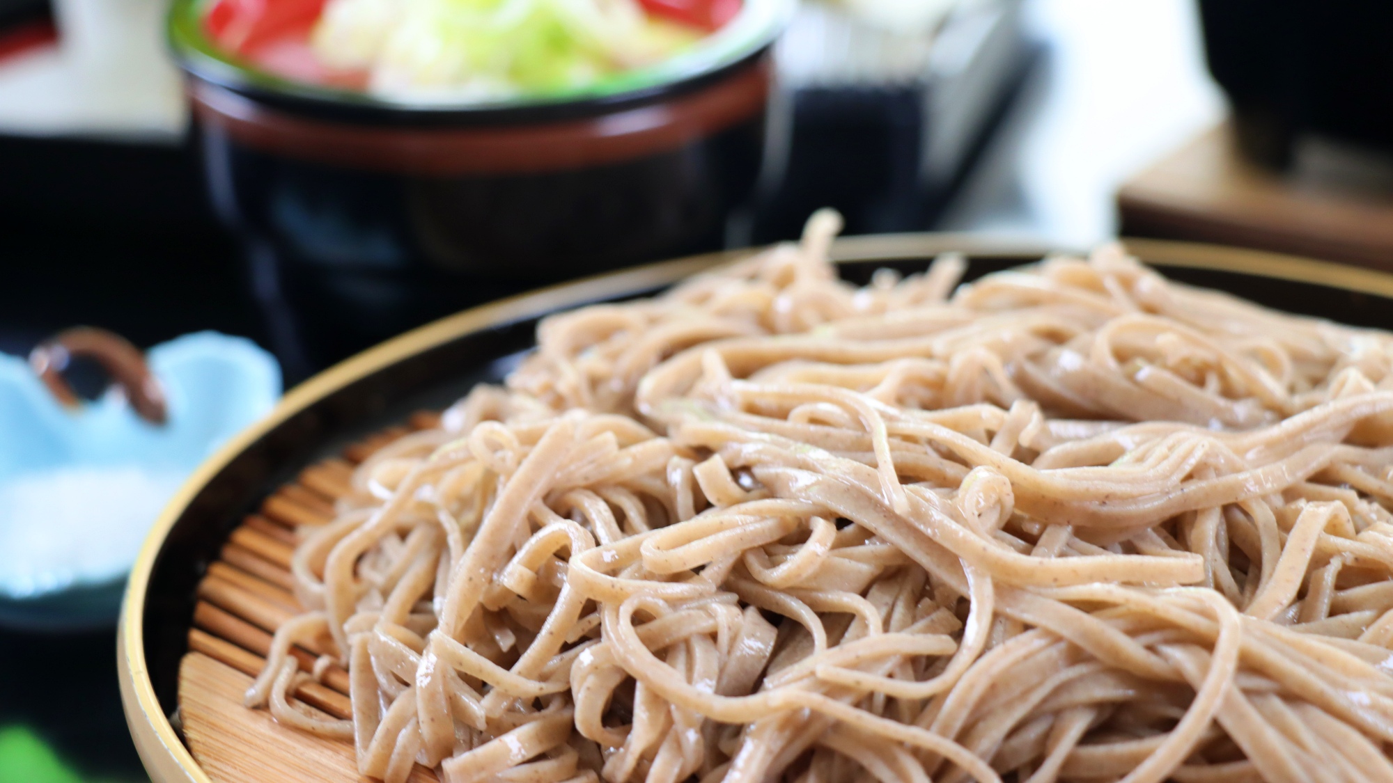 ◆【伝統の手打ち蕎麦】そば粉を使った十割蕎麦は、香りとのど越しの良さが違います。