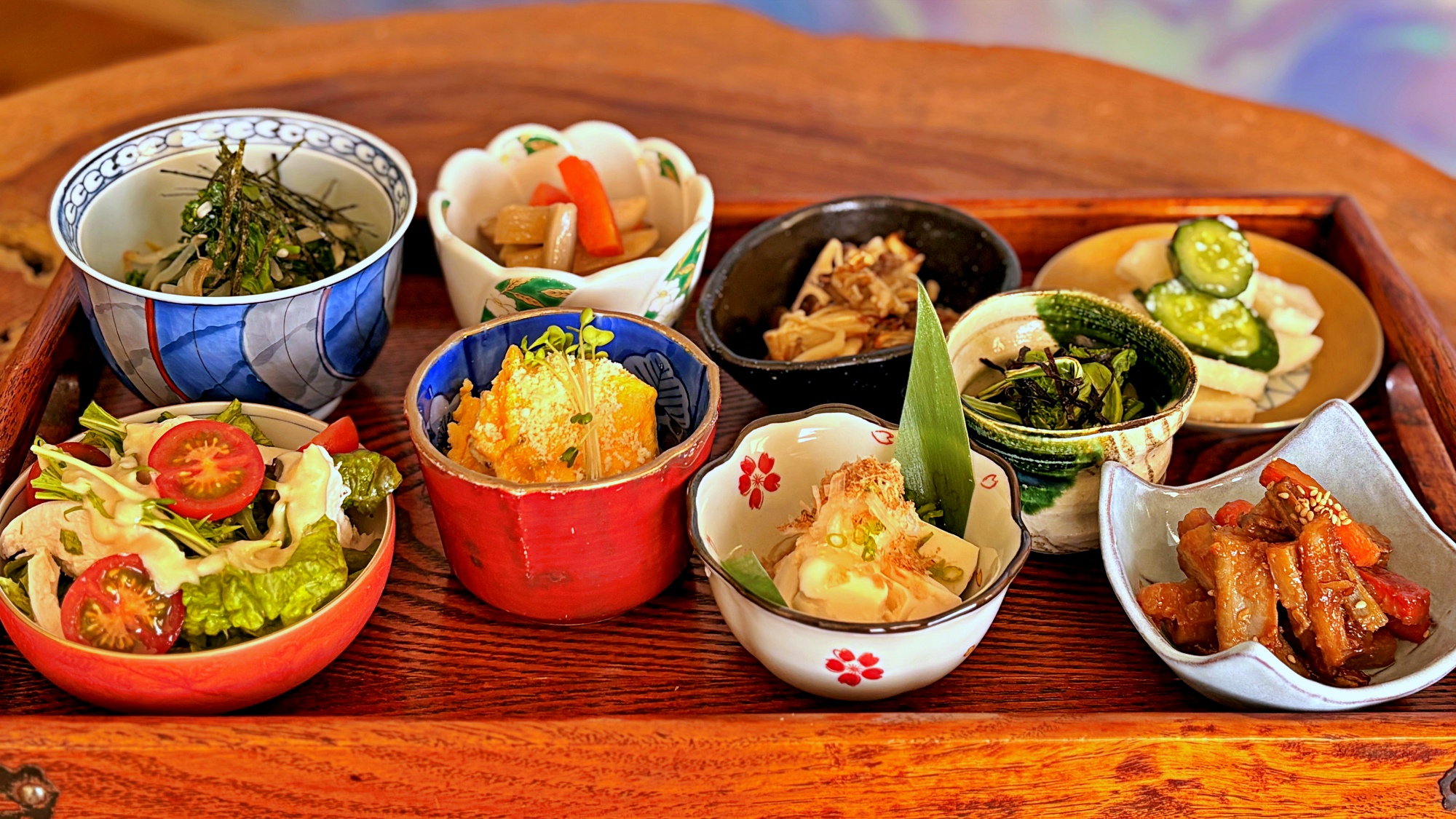 おばんざいは基本的にビュッフェ形式ですが、ご予約日によっては小鉢でのご提供になりますのでご了承ください。 季節により内容は変更します。