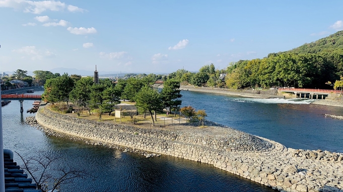 (客室からの景色一例)美しい宇治川の流れを眺めながらごゆるりとご寛ぎ下さい。