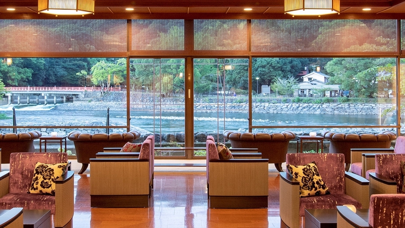 美しい宇治川の流れを眺めながらロビーでごゆるりとご寛ぎ下さい