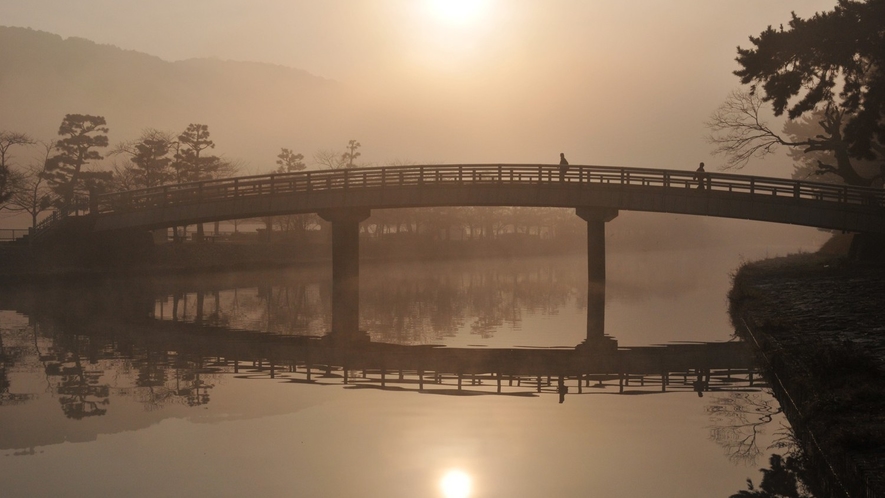 （朝の橘橋）「平等院鳳凰堂」から宇治川に出ると、橘橋が見えて来ます※画像はイメージ