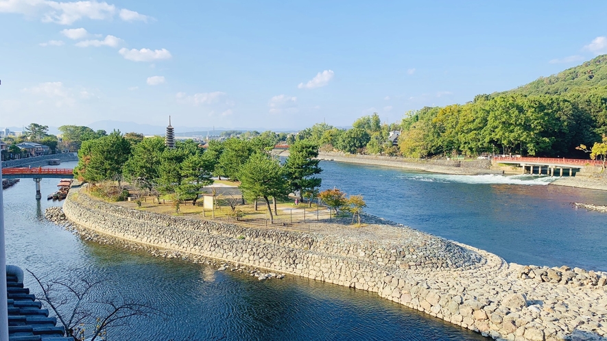 (客室からの景色)美しい宇治川の流れを眺めながらごゆるりとご寛ぎ下さい。※客室からの景色一例