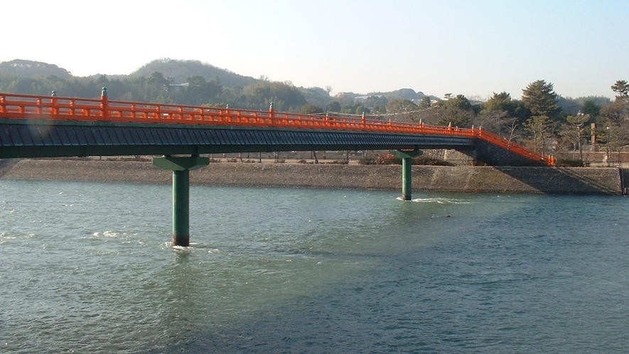 （朝霧橋）宇治の風景を華やかにする朱塗りの橋※画像はイメージ