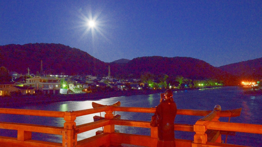 （夜の宇治橋）日本三古橋の一つに数えられます※画像はイメージ