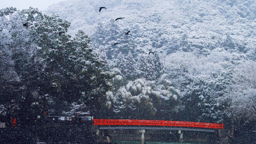 （冬の朝霧橋）宇治の風景を華やかにする朱塗りの橋※画像はイメージ