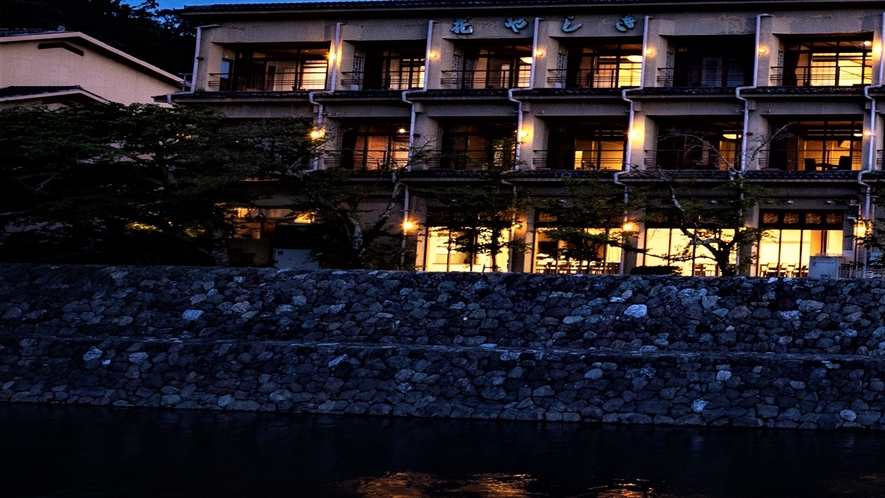 （ホテル外観）目の前は宇治川。客室は全室から川が見渡せます。