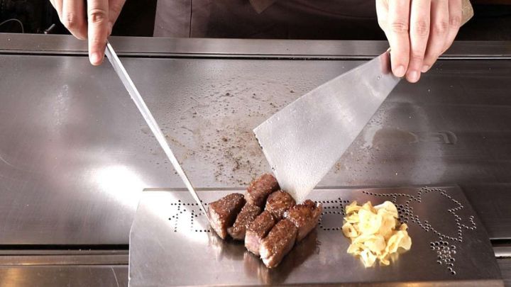 目の前で食材を焼き上げる、その料理人の華麗な手さばき♪画像はイメージ