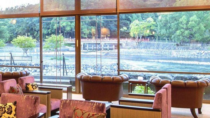 美しい宇治川の流れを眺めながらロビーでごゆるりとご寛ぎ下さい。