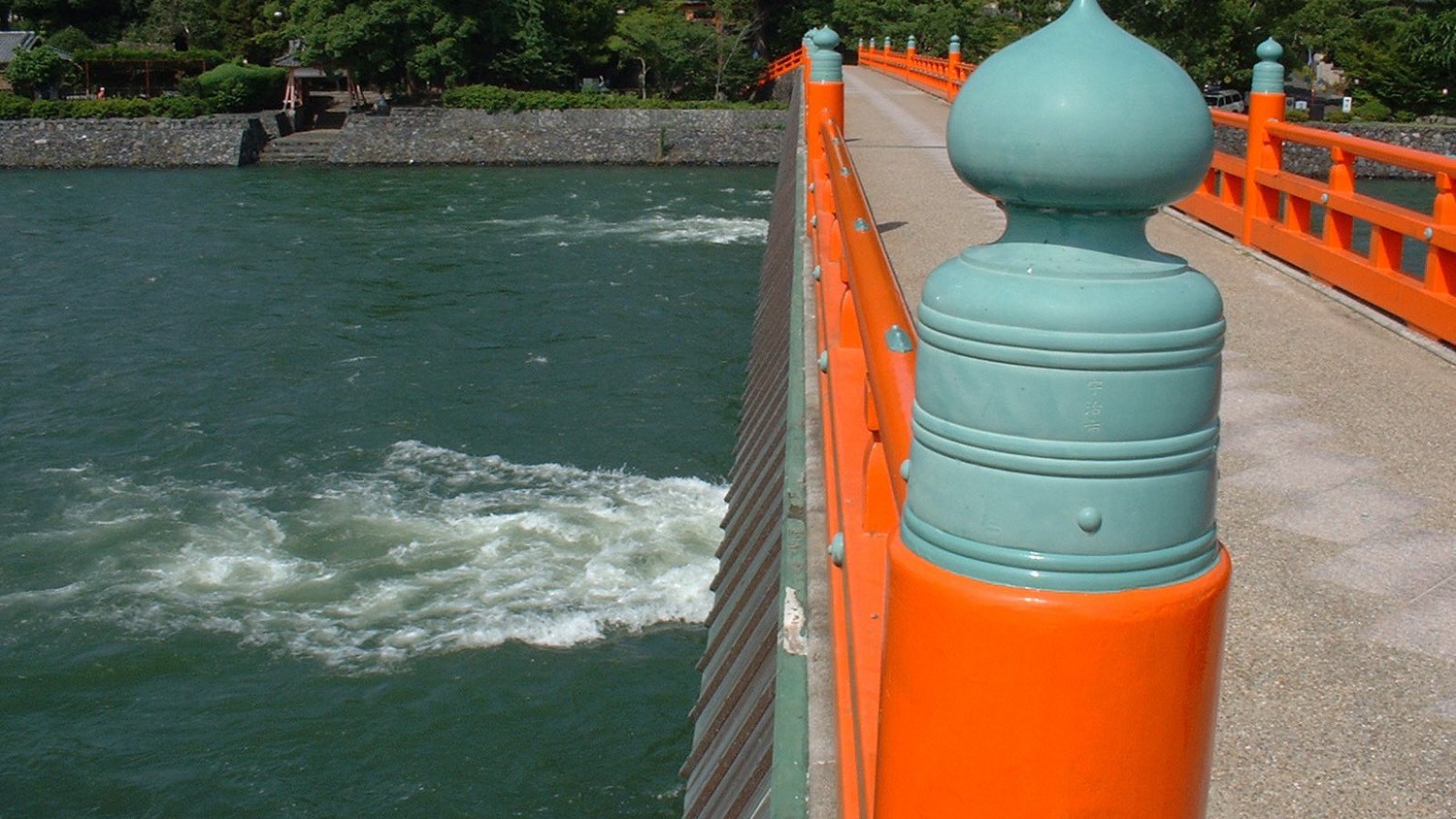 （朝霧橋）宇治の風景を華やかにする朱塗りの橋※画像はイメージ