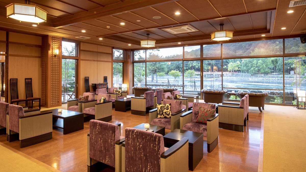 美しい宇治川の流れを眺めながらロビーでごゆるりとご寛ぎ下さい。