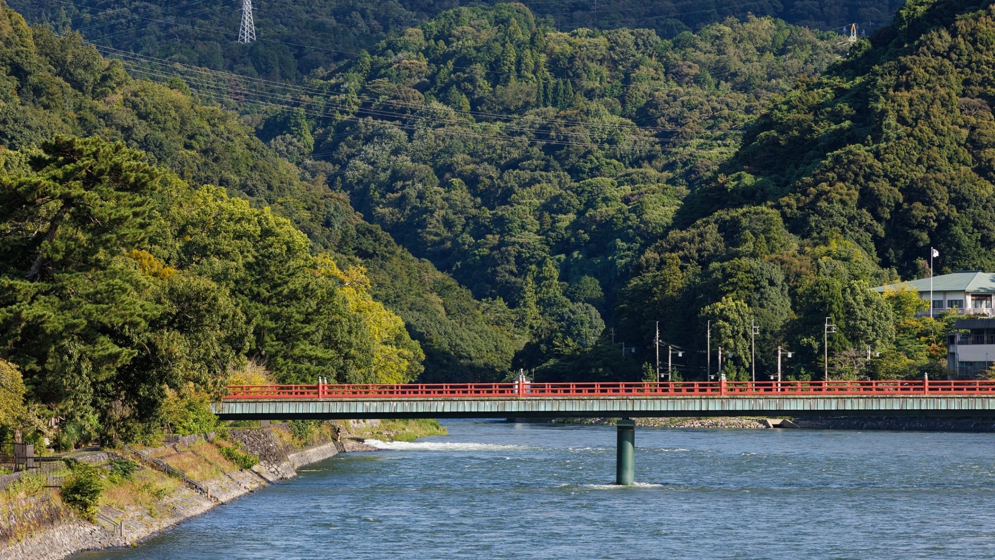 （朝霧橋）宇治の風景を華やかにする朱塗りの橋※画像はイメージ