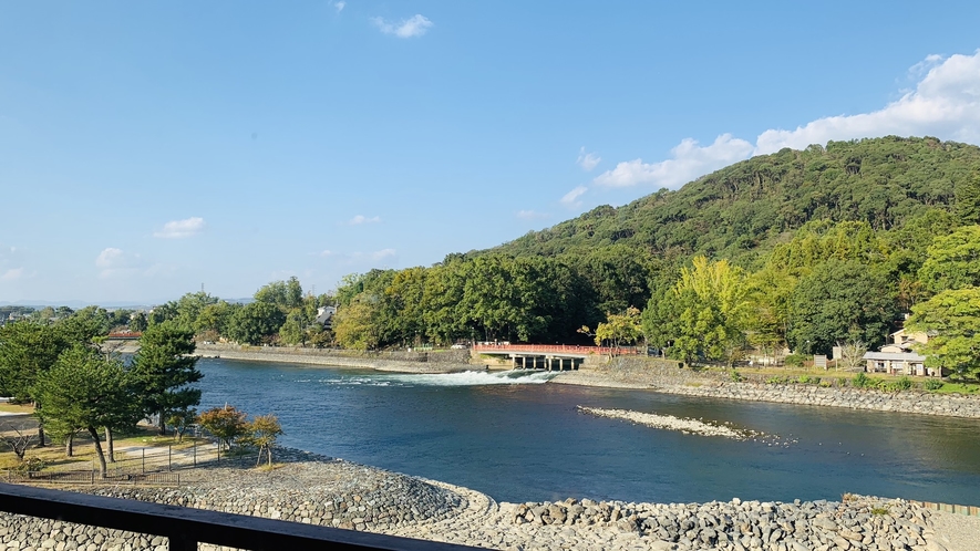 (客室からの景色)美しい宇治川の流れを眺めながらごゆるりとご寛ぎ下さい。※客室からの景色一例