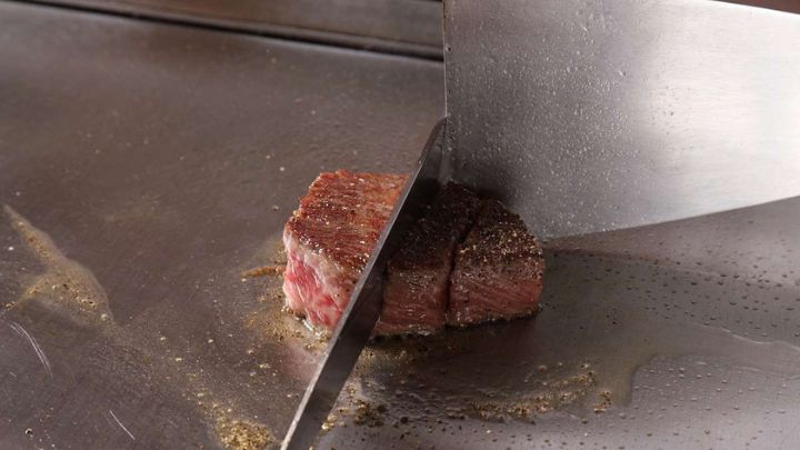 目の前で食材を焼き上げる、その料理人の華麗な手さばき♪画像はイメージ