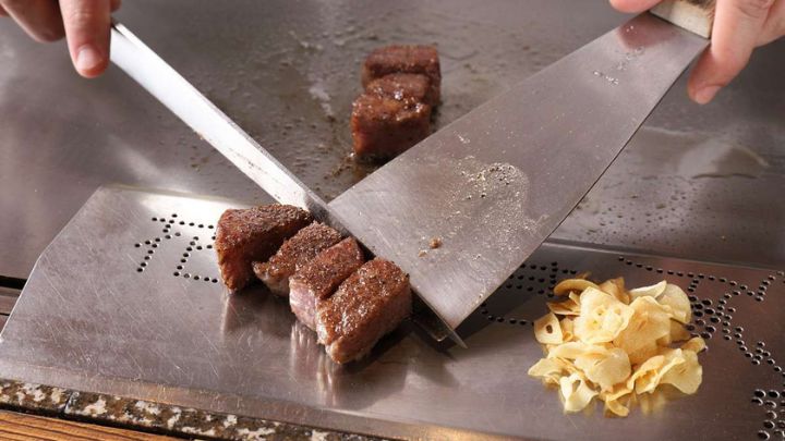 目の前で食材を焼き上げる、その料理人の華麗な手さばき♪画像はイメージ