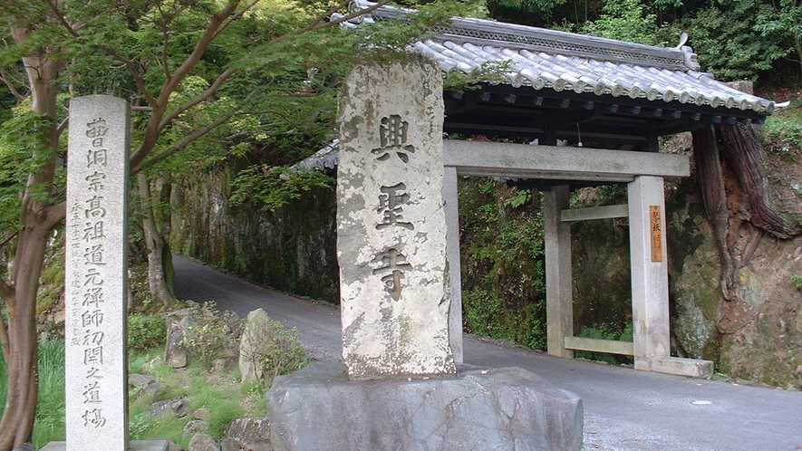 （新緑の興聖寺）琴坂で有名な禅宗・曹洞宗の寺院です。※画像はイメージ