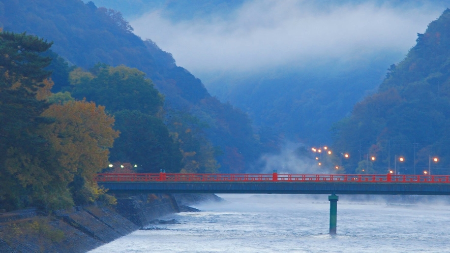 （朝霧橋）宇治の風景を華やかにする朱塗りの橋※画像はイメージ