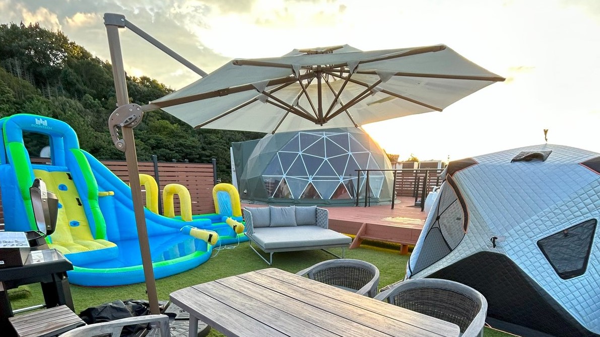 屋上グランピングエリア夏季限定滑り台付プール※画像は一例