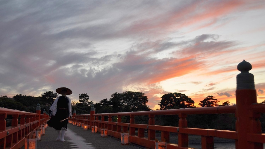 （夕暮れの朝霧橋）宇治の風景を華やかにする朱塗りの橋※画像はイメージ