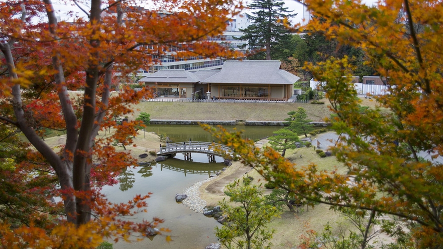 ■金沢城公園｜秋の紅葉が感動的な美しさで光に照らされた幻想的な空間<写真提供:金沢市>