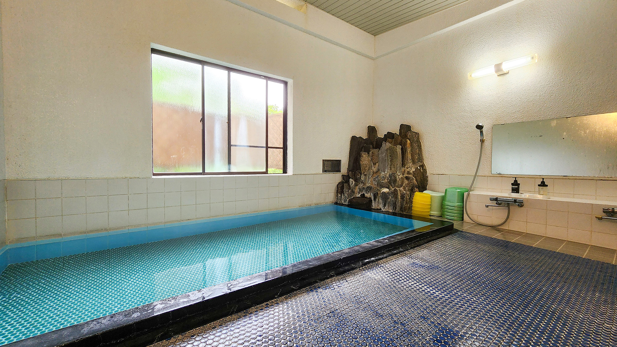 #内湯　効能豊かな天然温泉を源泉かけ流しで心ゆくまでご堪能下さい