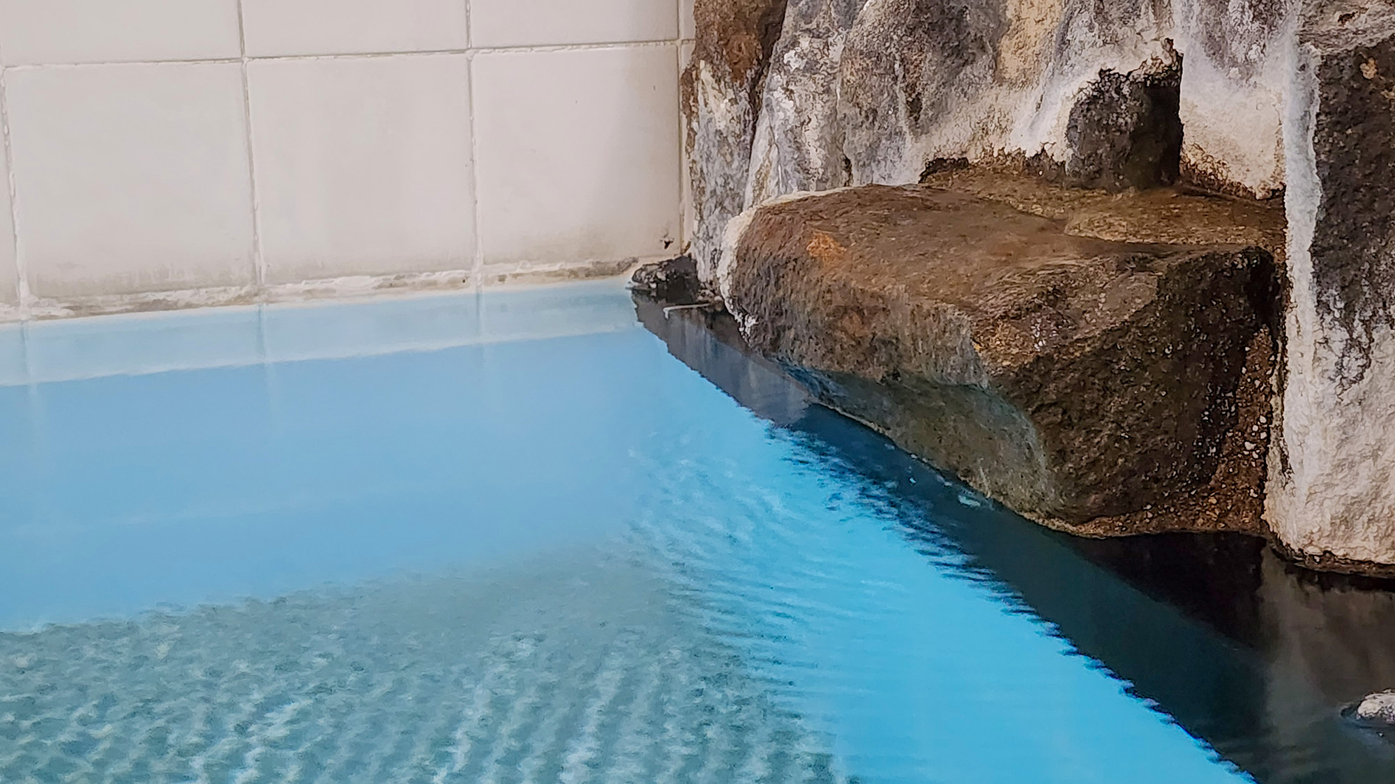 #内湯　湯野上温泉は「美人の湯」としても知られ、肌触りがやわらかくとろっとした滑らかな温泉です