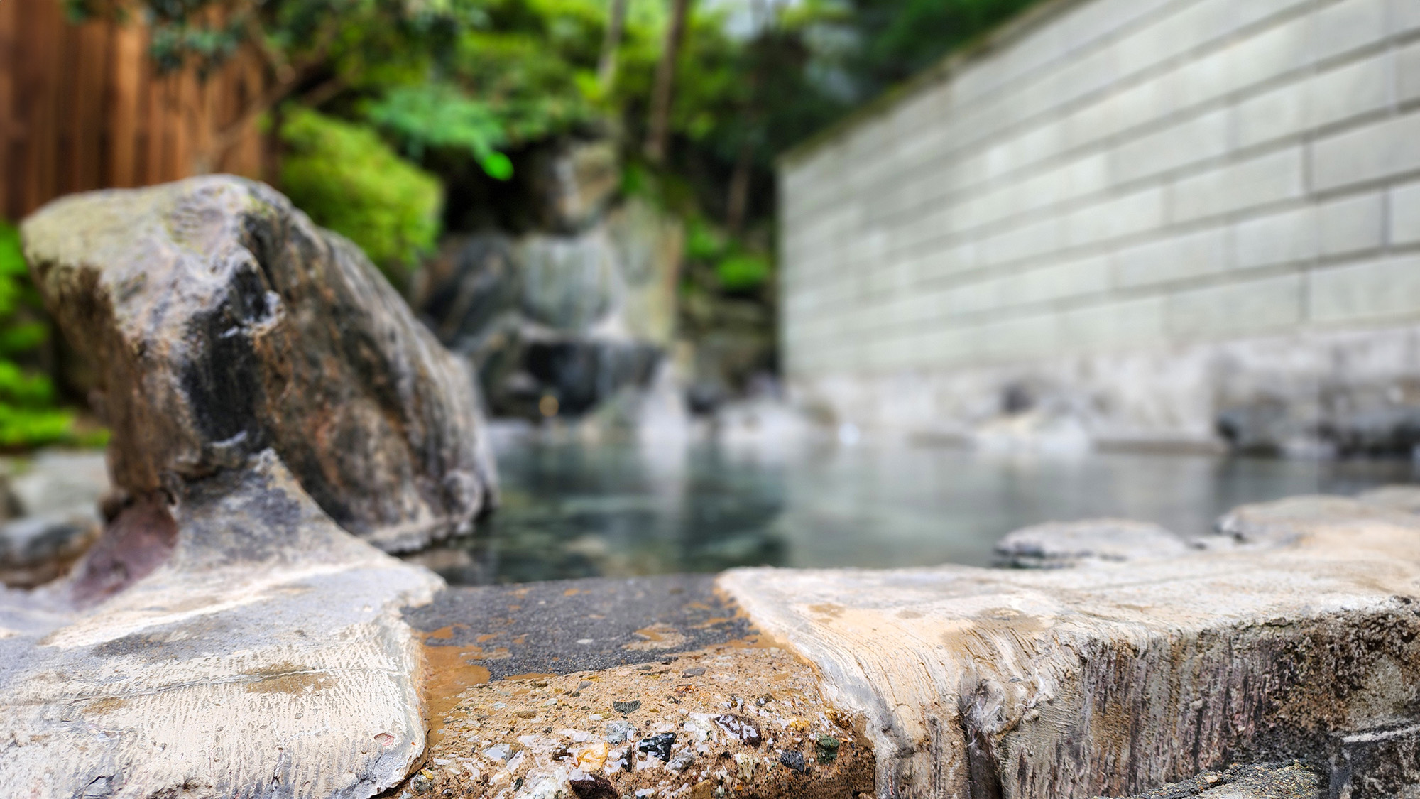 #露天風呂　美しい風景を眺めながら極上の湯を心行くまでご堪能ください