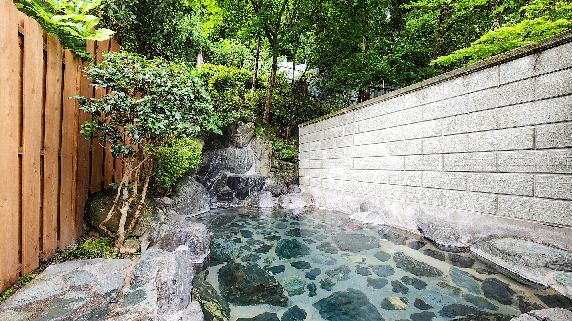 #露天風呂　自然の中に溶け込んだ露天風呂で湯野上温泉の湯をご堪能下さい。