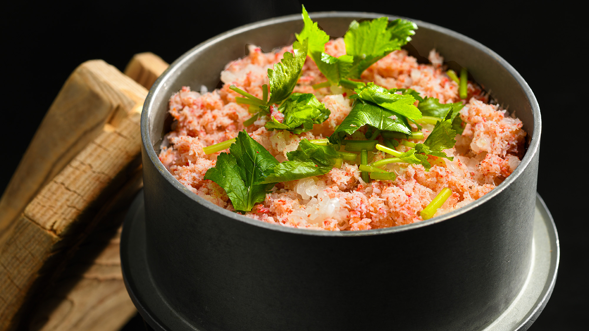 【料理一例】蟹をふんだんに使用した蟹釜飯。あつあつのお釜で炊き上げる