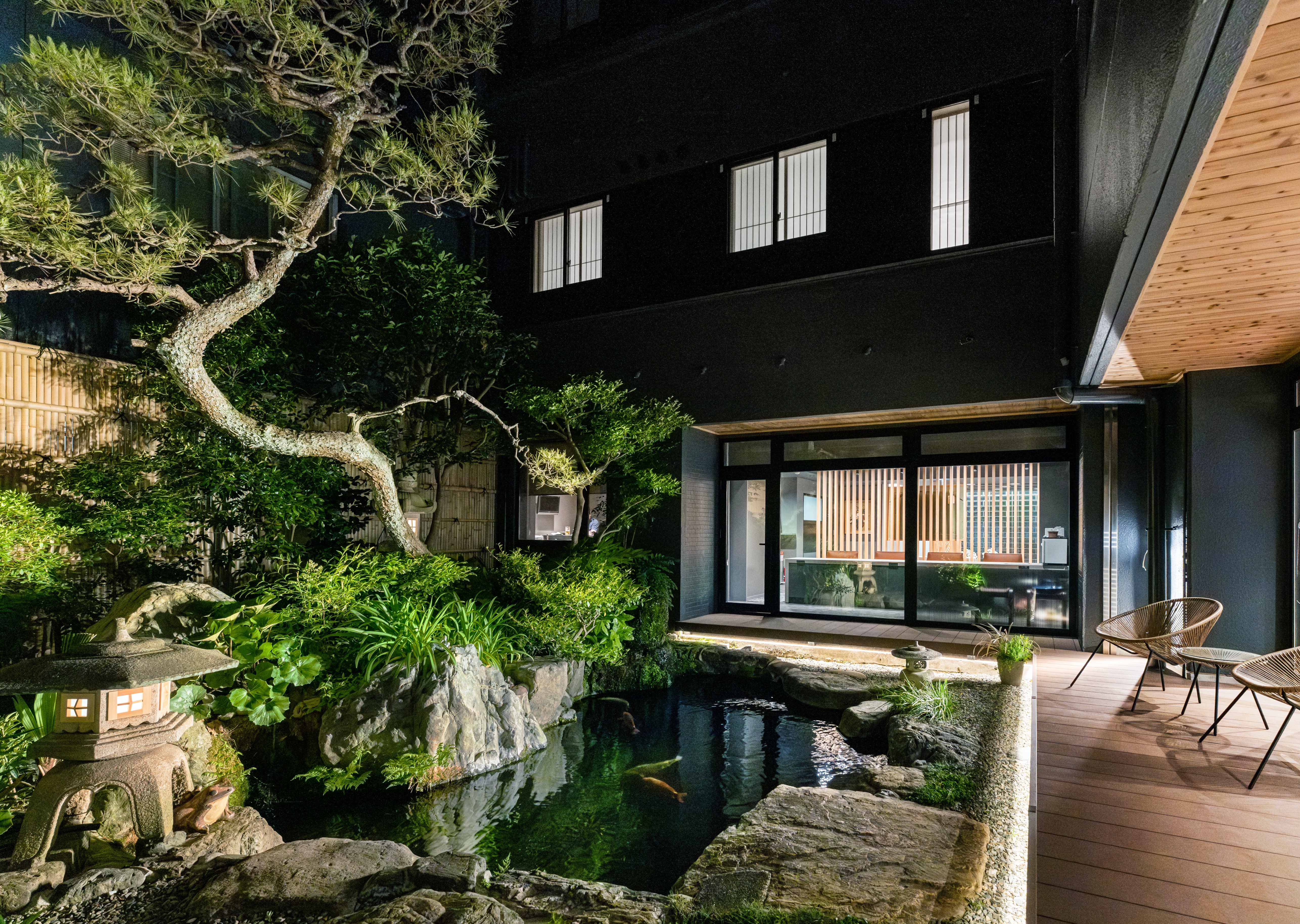 自慢の中庭です。池の鯉は近づくと寄ってきますよ。