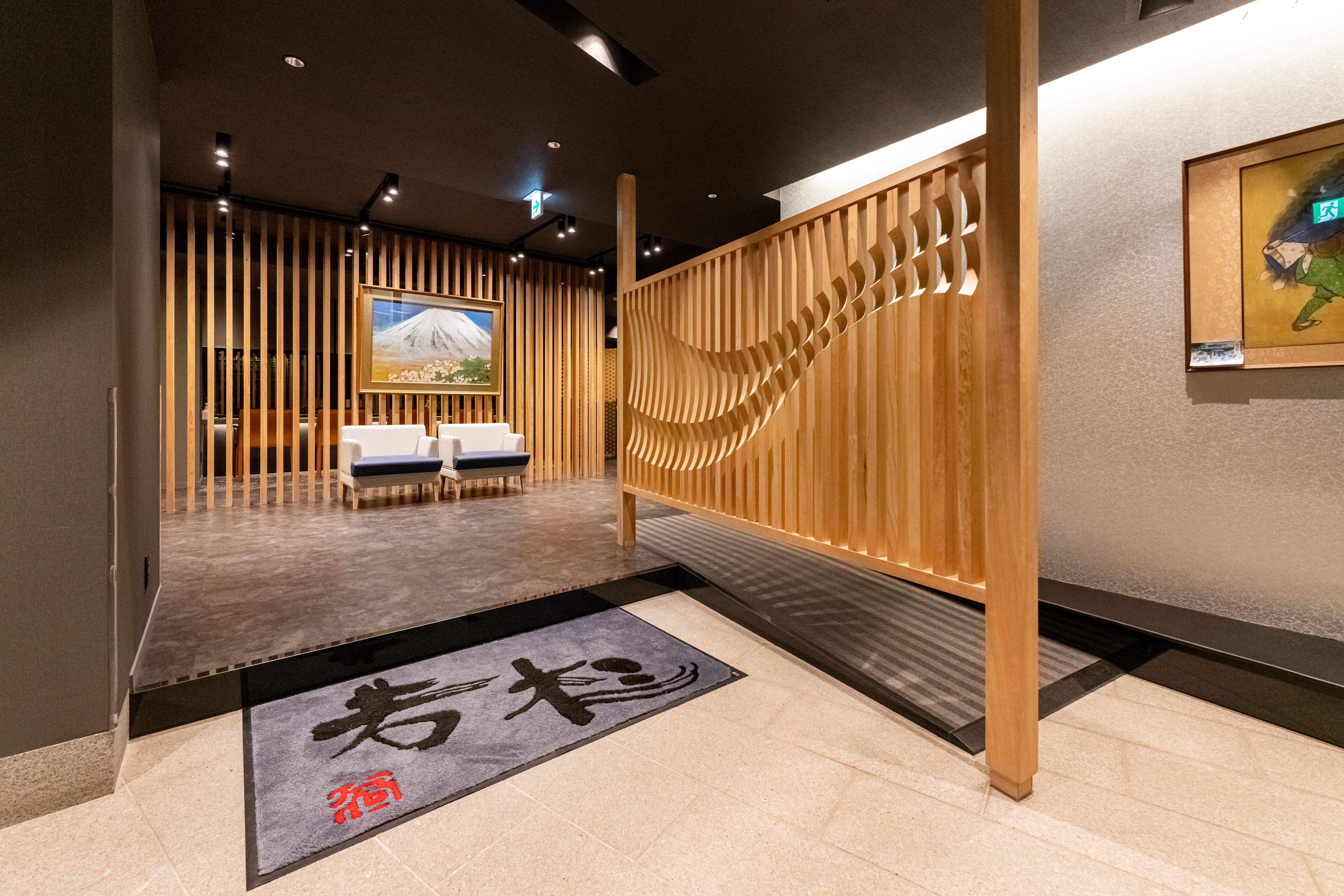 皆様をお迎えする玄関ロビー。地元のお祭りの獅子の絵がお迎えします。