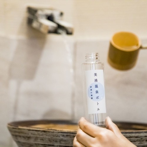 飲泉処の温泉をボトルに入れて化粧水代わりにできます