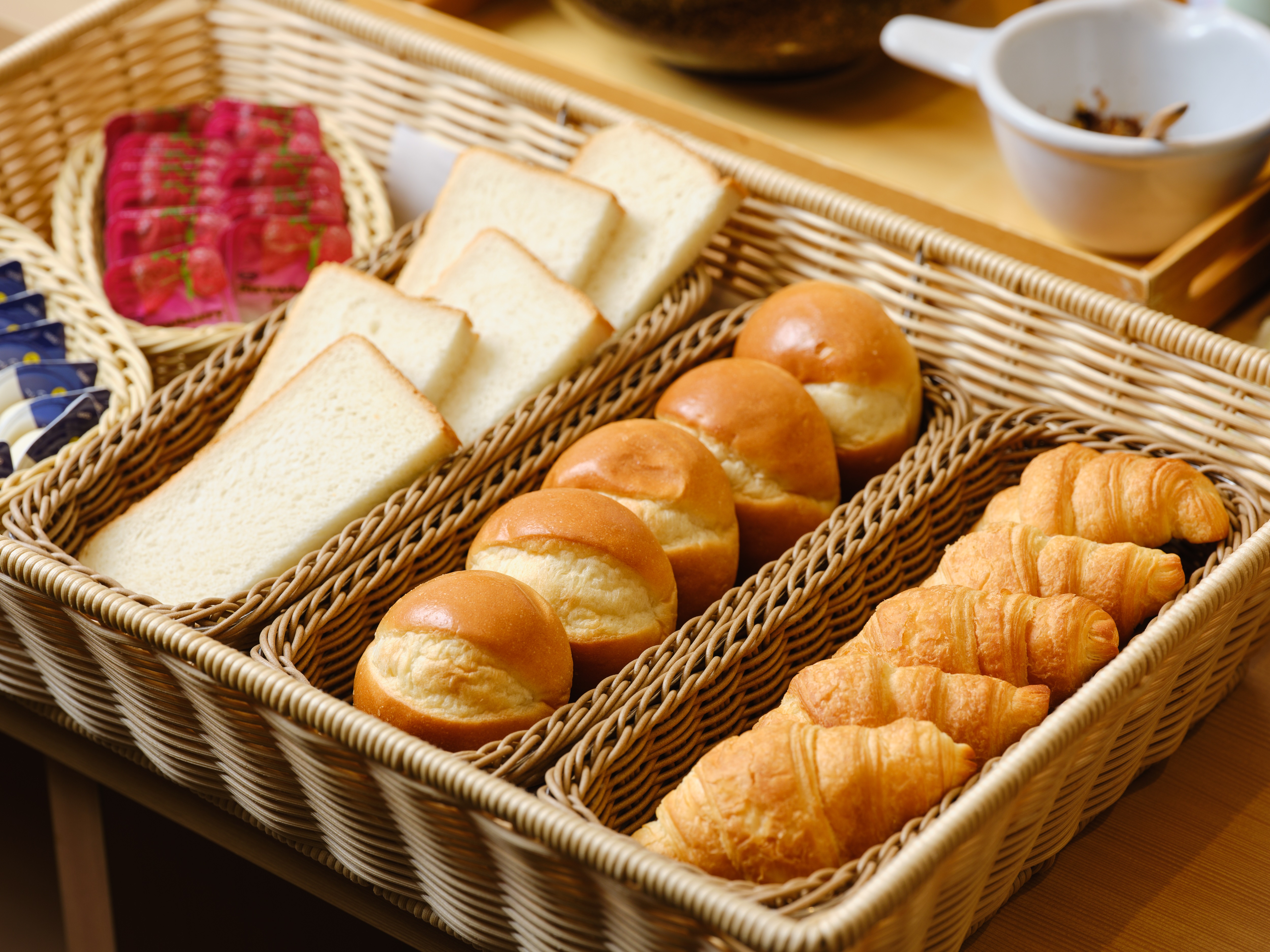【朝食バイキング一例】パンもご用意しております