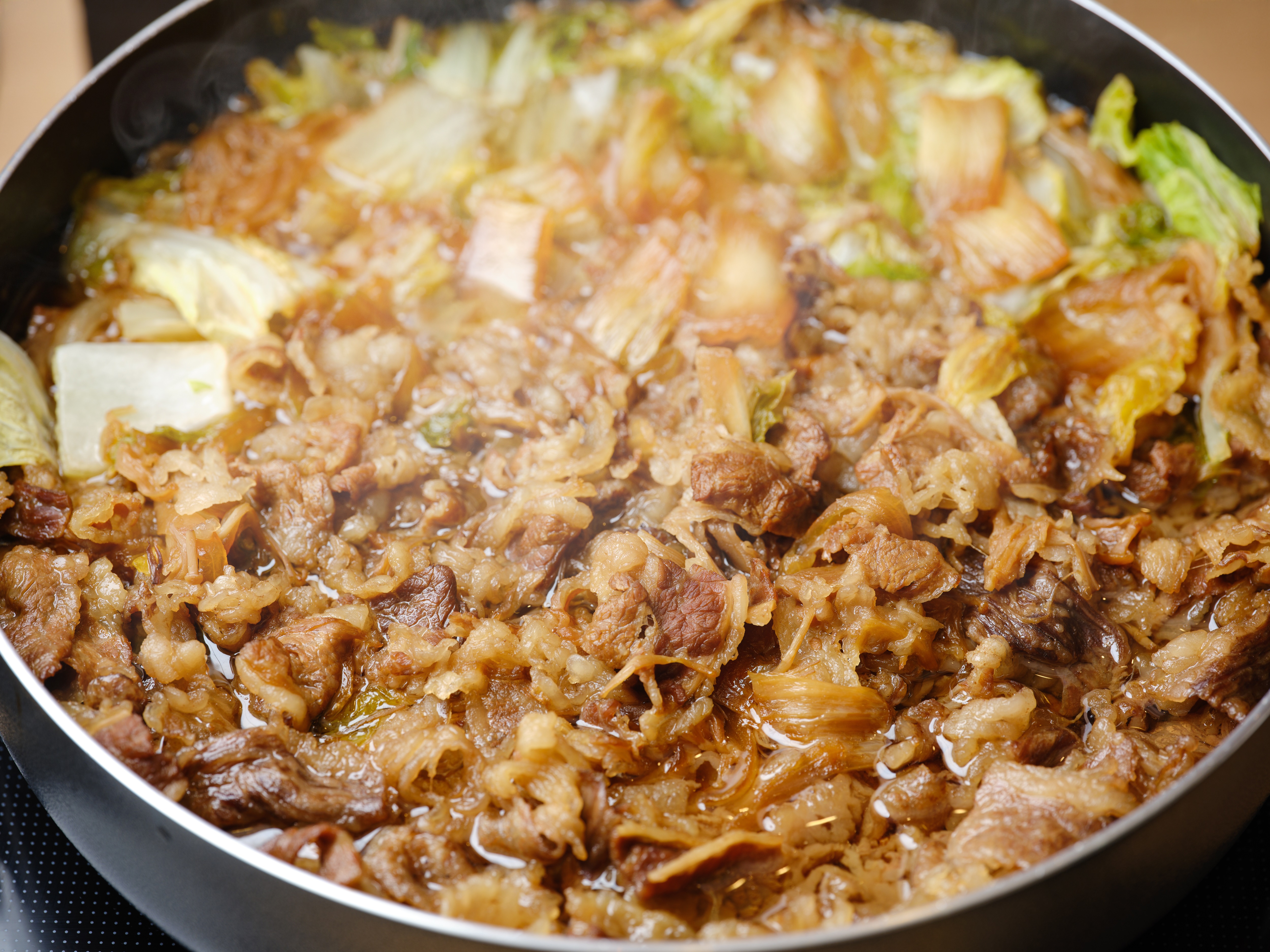 【朝食バイキング一例】料理長おすすめの逸品（国産牛のすき焼き）