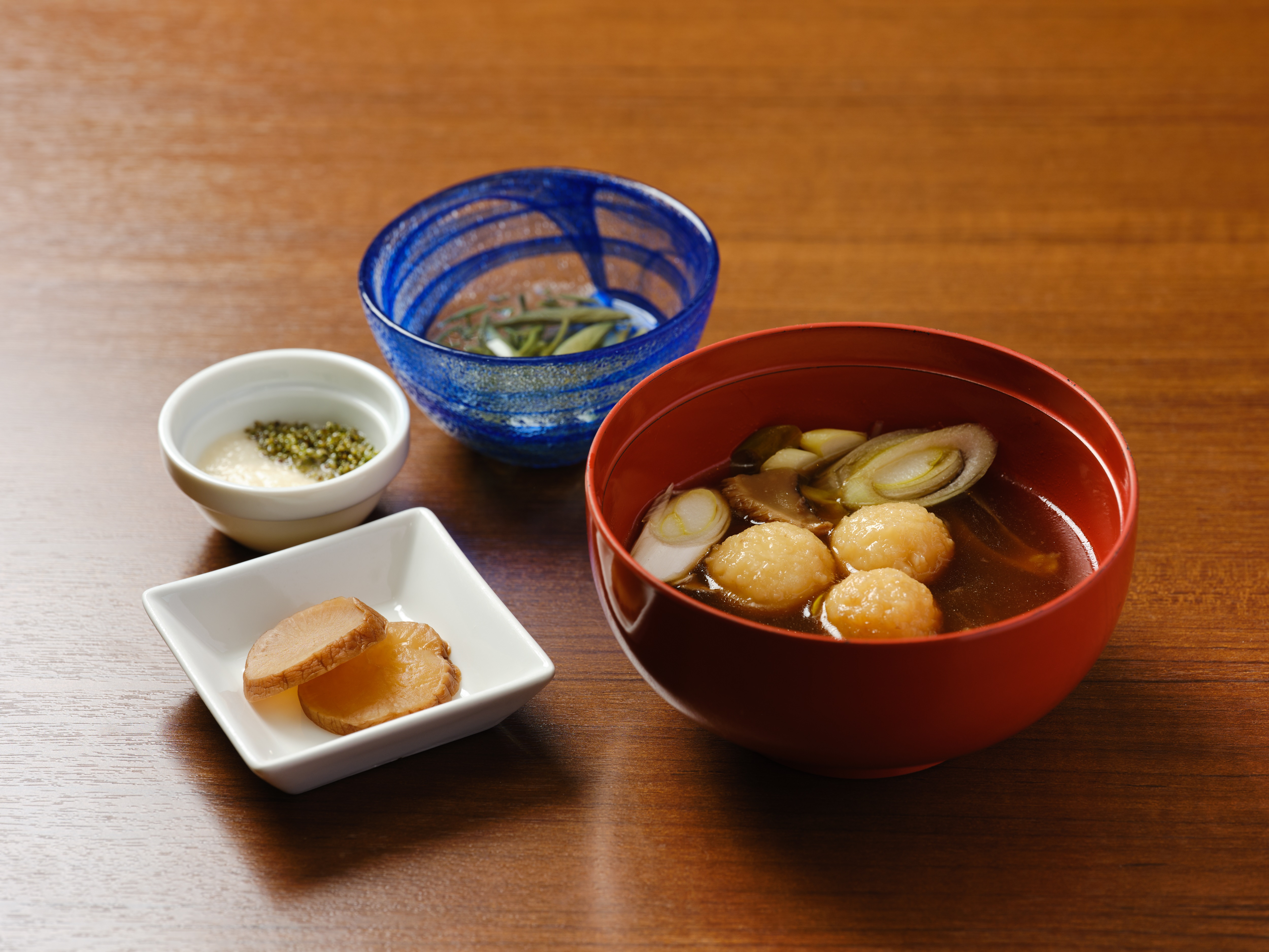 【朝食バイキング一例】だまこ鍋、じゅんさい、いぶりがっこ、とんぶりなど、郷土料理が並びます