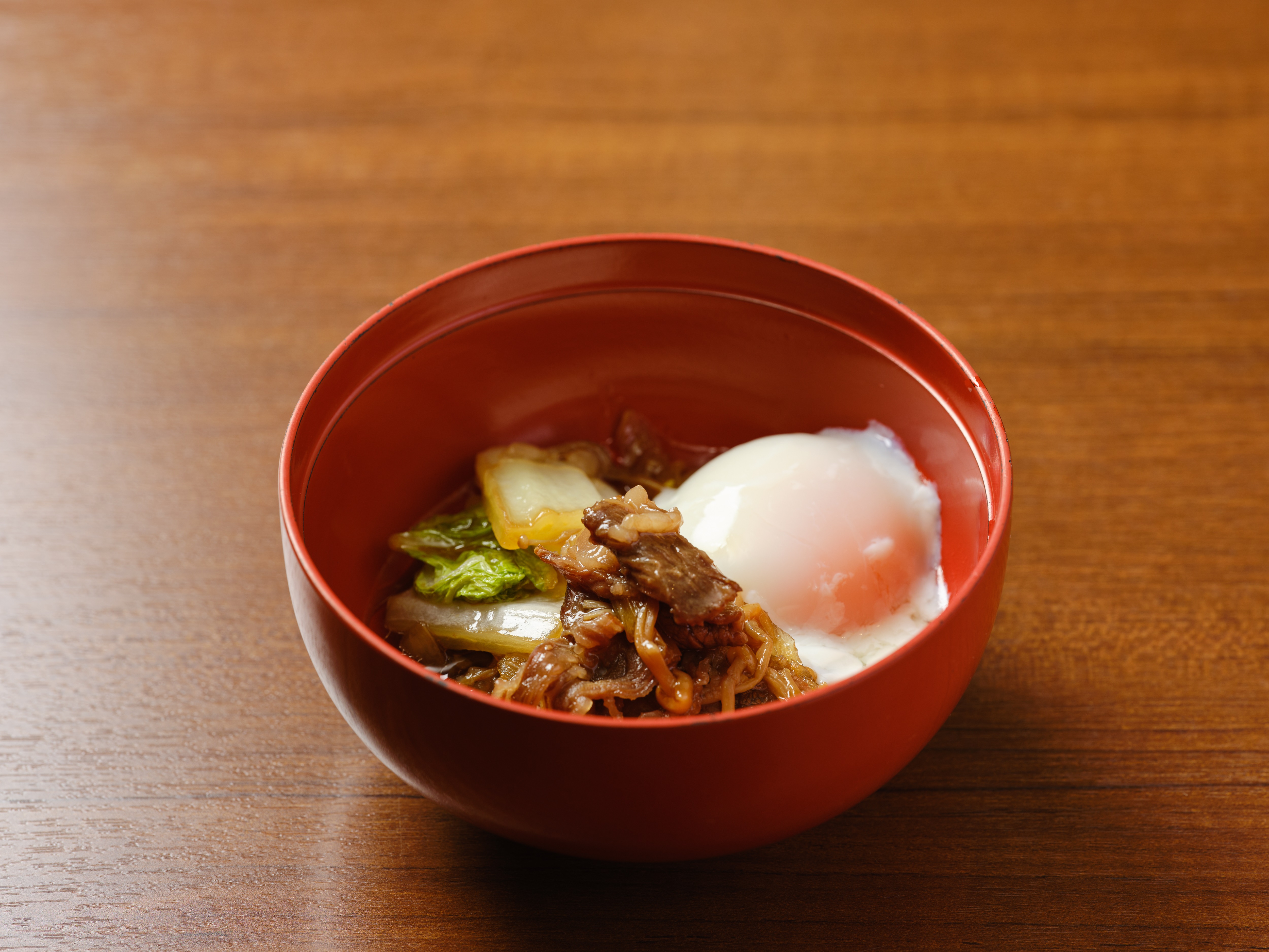 【朝食バイキング一例】国産牛のすき焼き、温泉卵を絡めてお召し上がりください