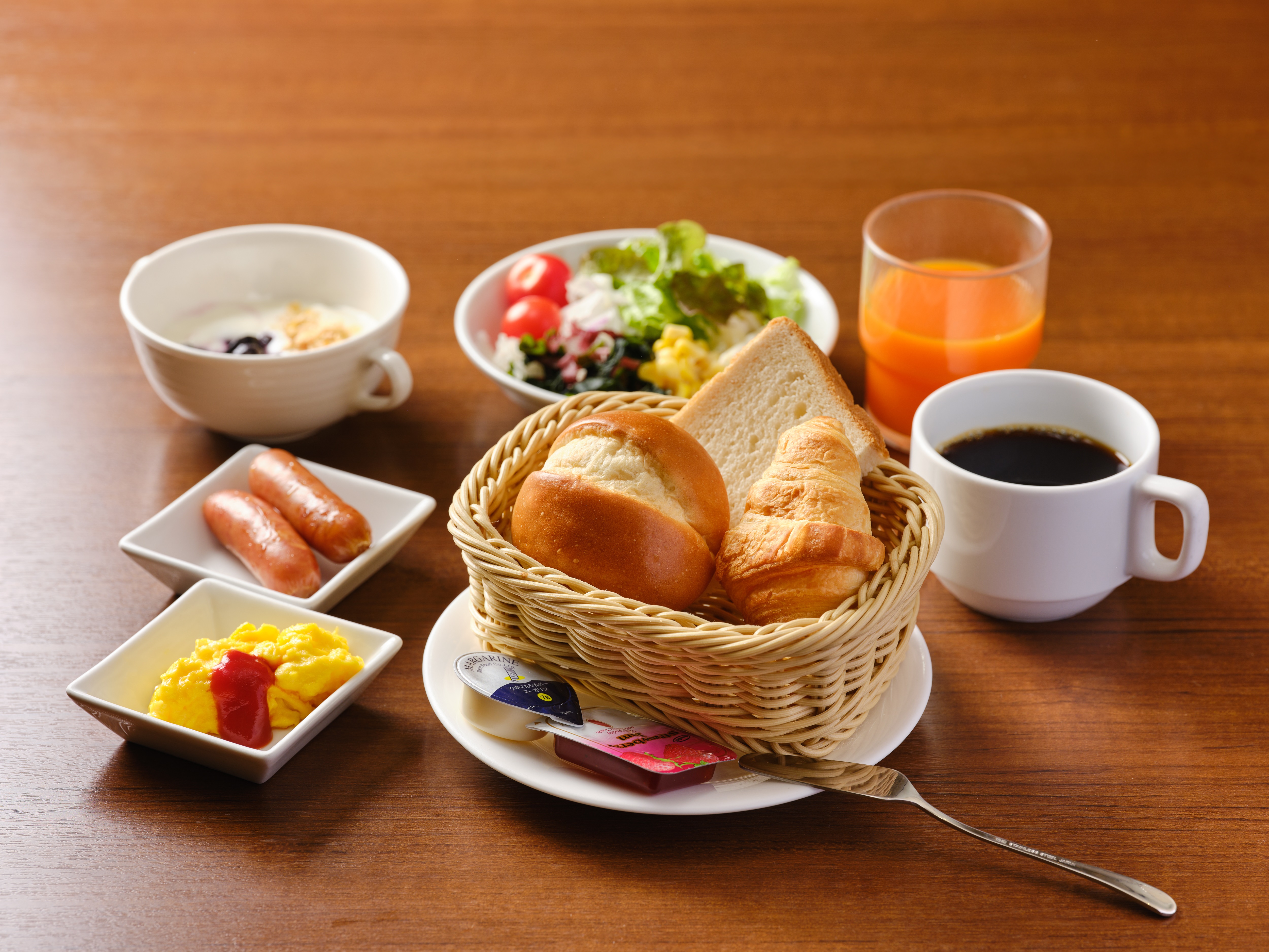 【朝食バイキング一例】パンやヨーグルトなどに合う洋食のお惣菜もございます