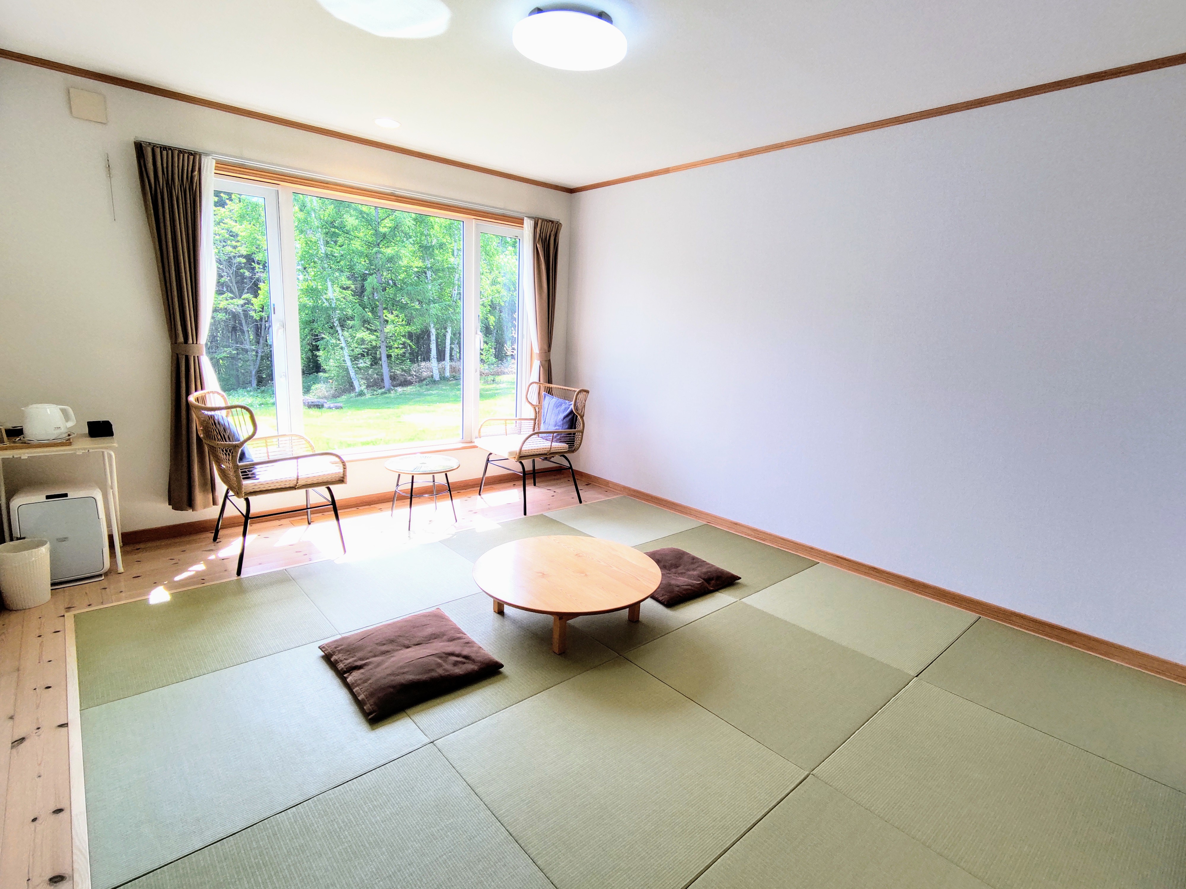 広めの和室は琉球畳 　全客室１階フロア 　目の前に広大な庭 　満天の星空