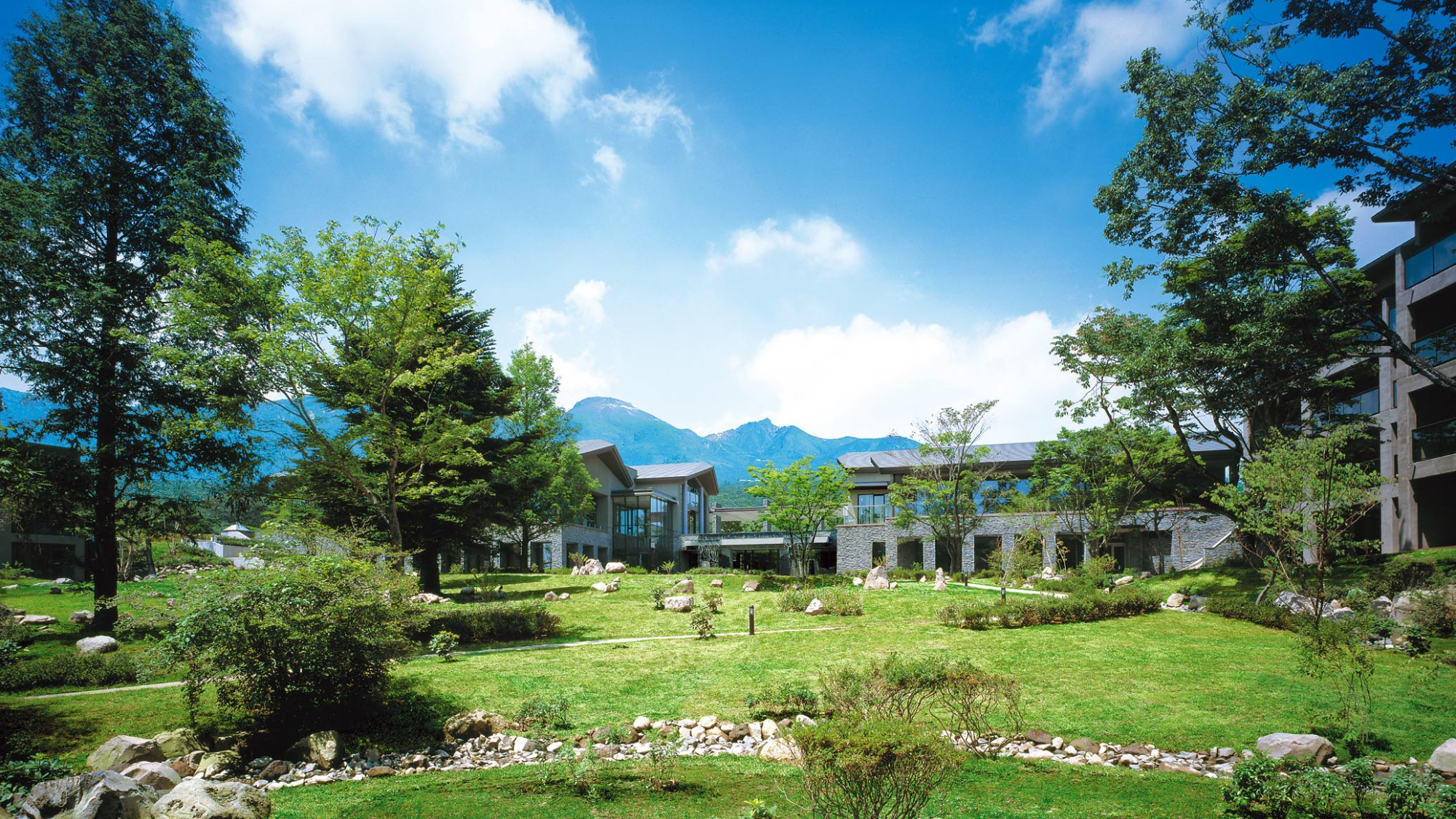 爽やかな那須高原の静かな森に佇むホテルハーヴェスト那須