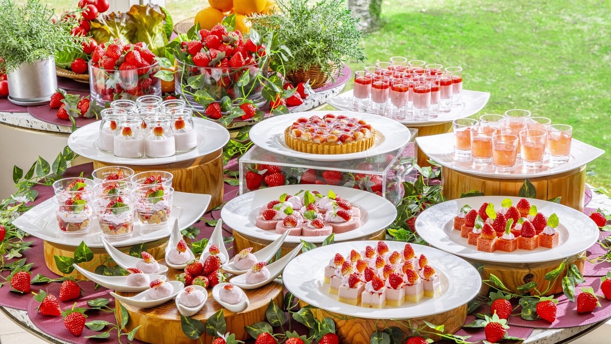 【3月期間限定】旬の苺を贅沢に堪能「ストロベリースイーツ」ディナーブッフェプラン＜2食付＞（VA）