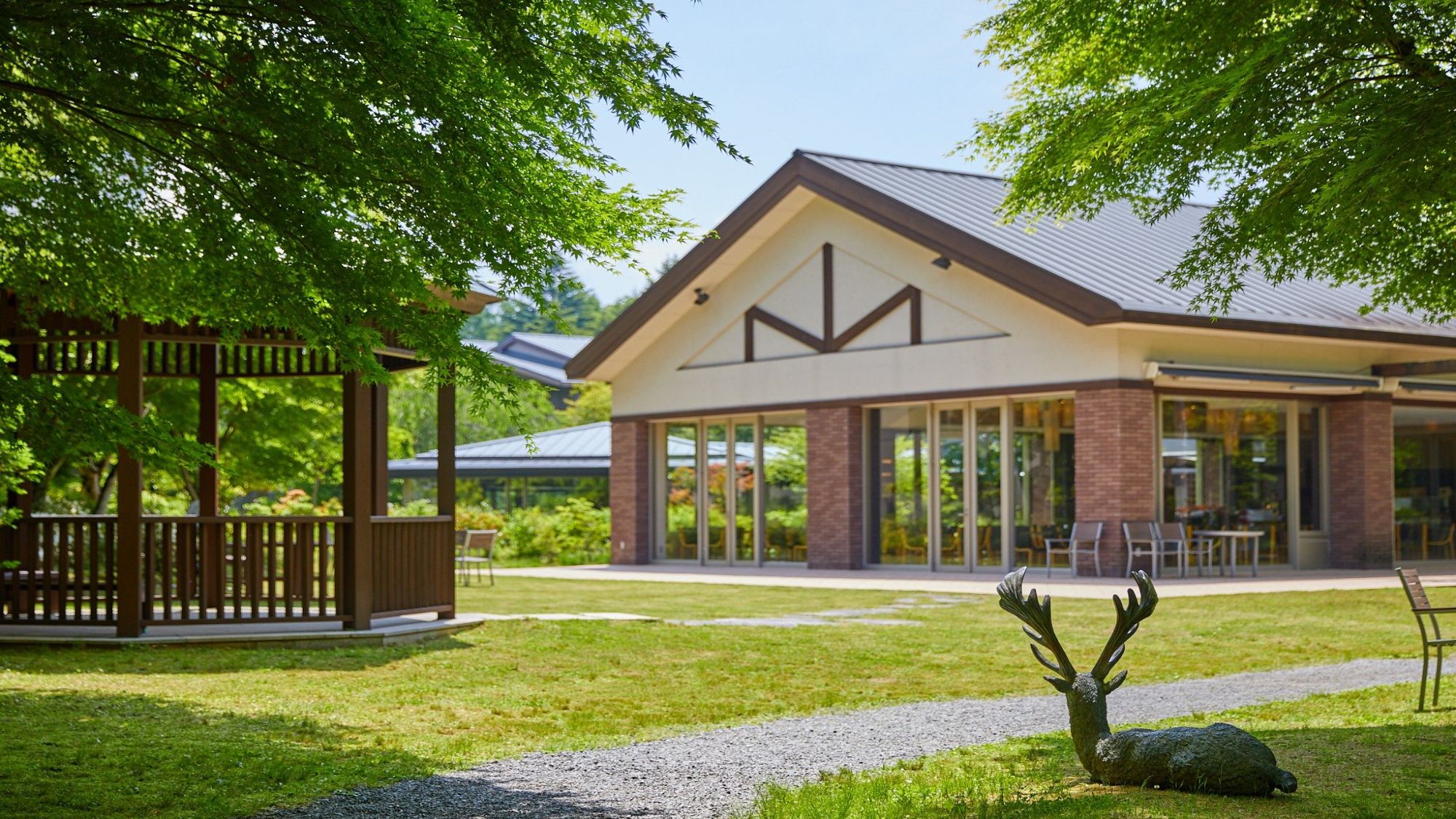 ホテル中庭｜ホテルから旧軽井沢銀座へ続く本通りへの近道です。