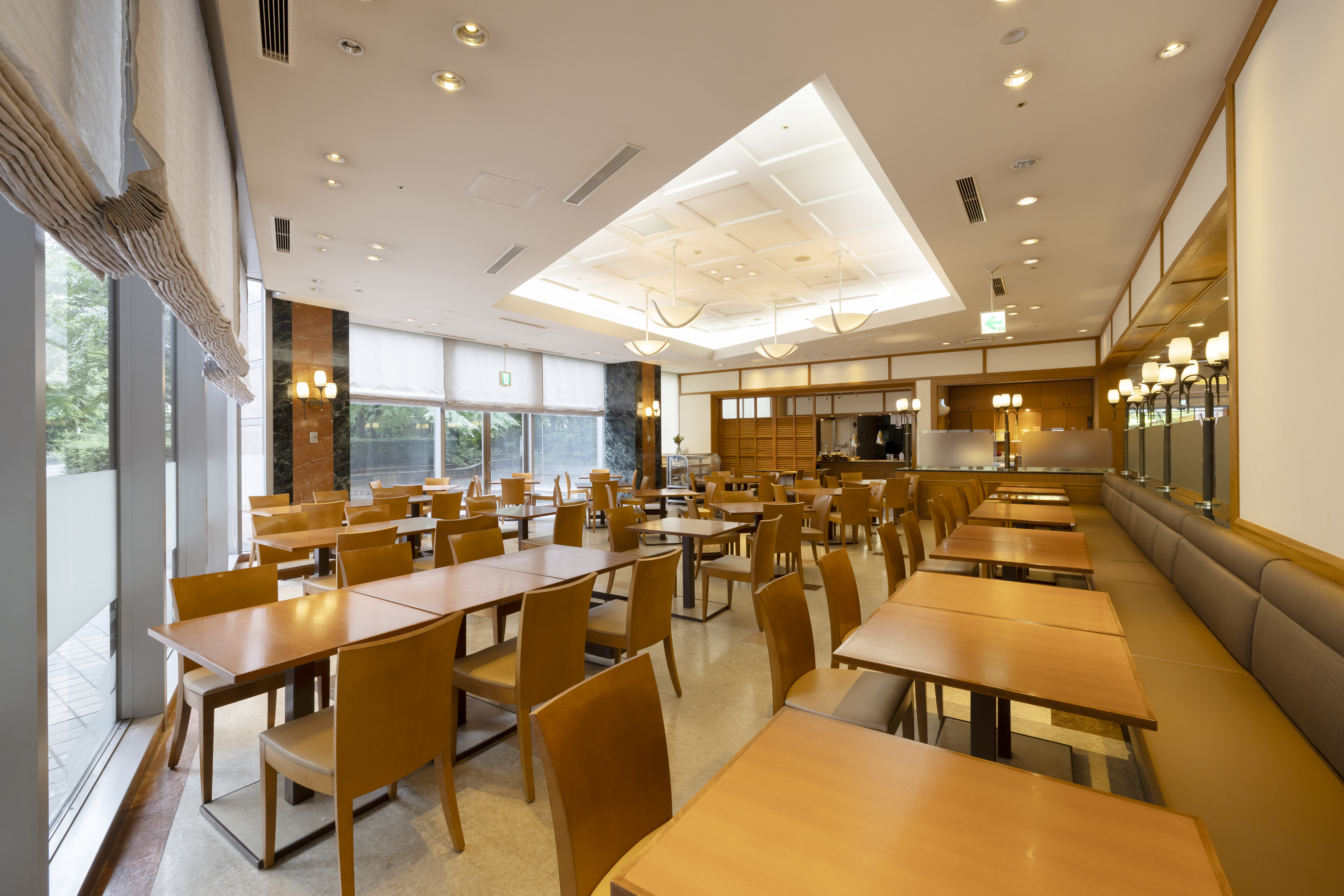 1階カフェ＆ダイニング「アゼリア」