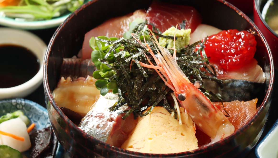 ★【海鮮丼】その時期にしか味わえない海の恵みをふんだんに盛った魚津丼♪1泊夕食付き