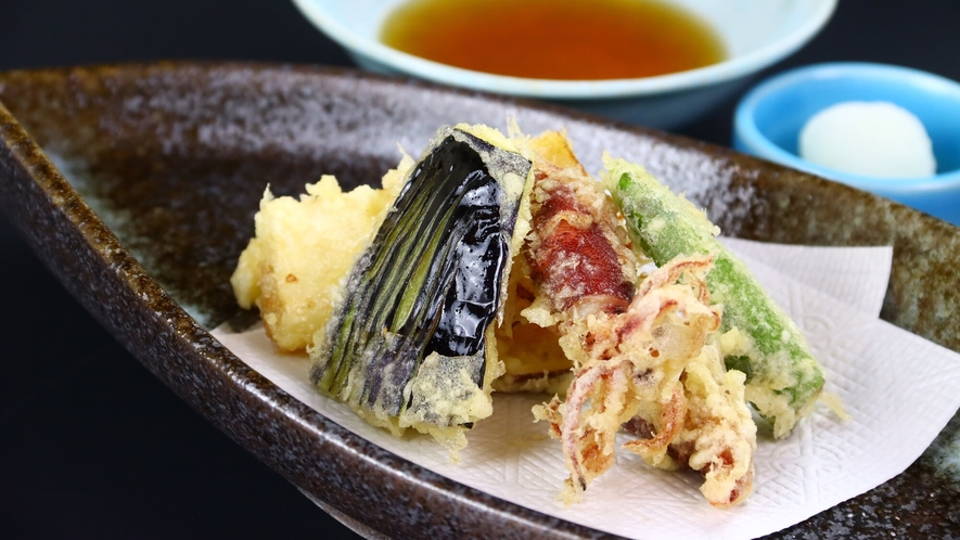 【1階にある日本料理 海風亭】＜蛍烏賊会席コース＞　ほたるいかと旬野菜の天ぷら