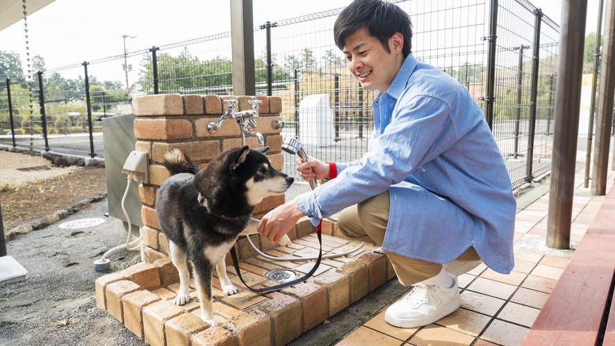 わんちゃんの足洗い場：ホテル入口・ドッグラン入口にご用意がございます。