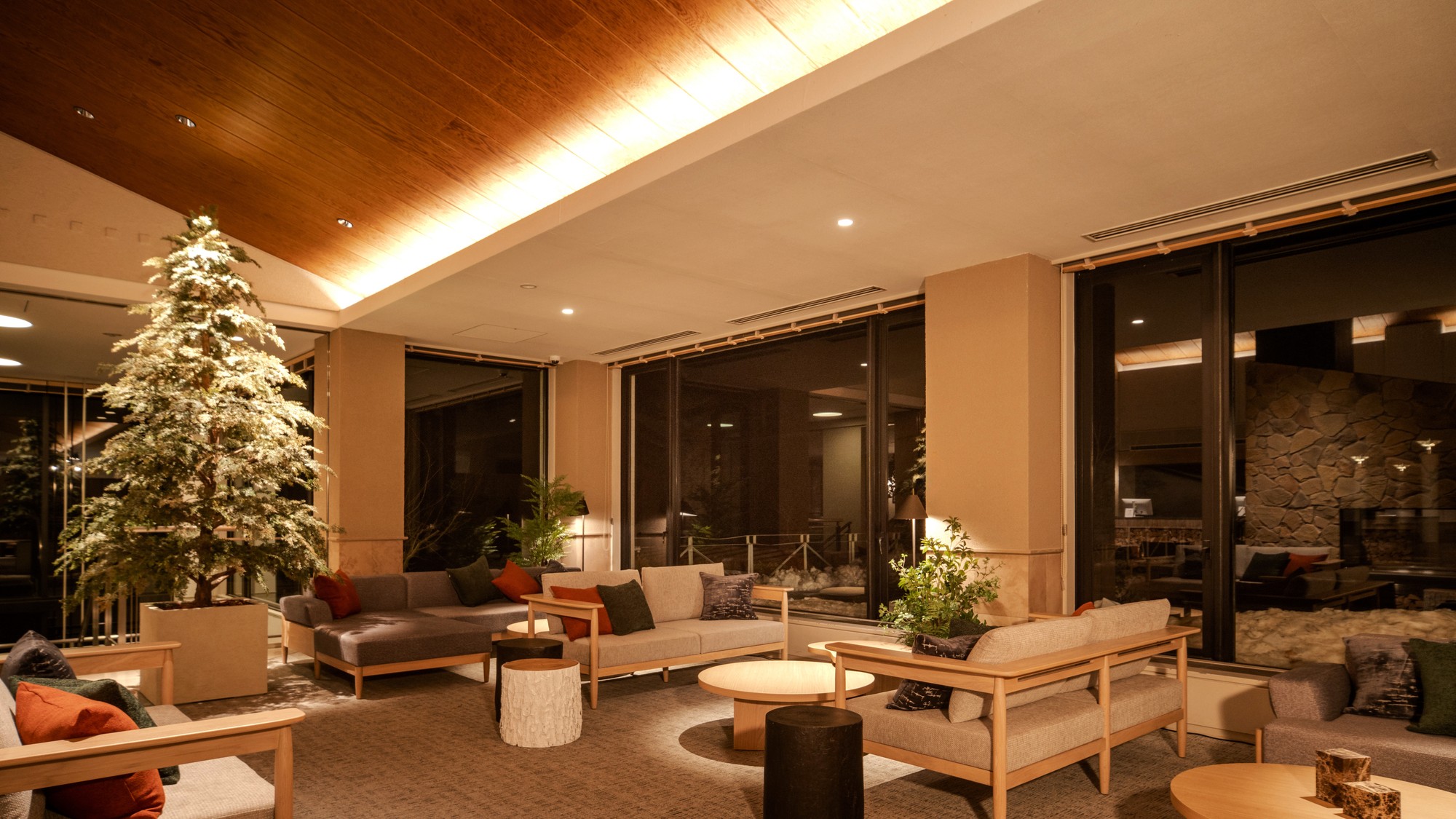 【リニューアル】ホテル棟フロント　夜