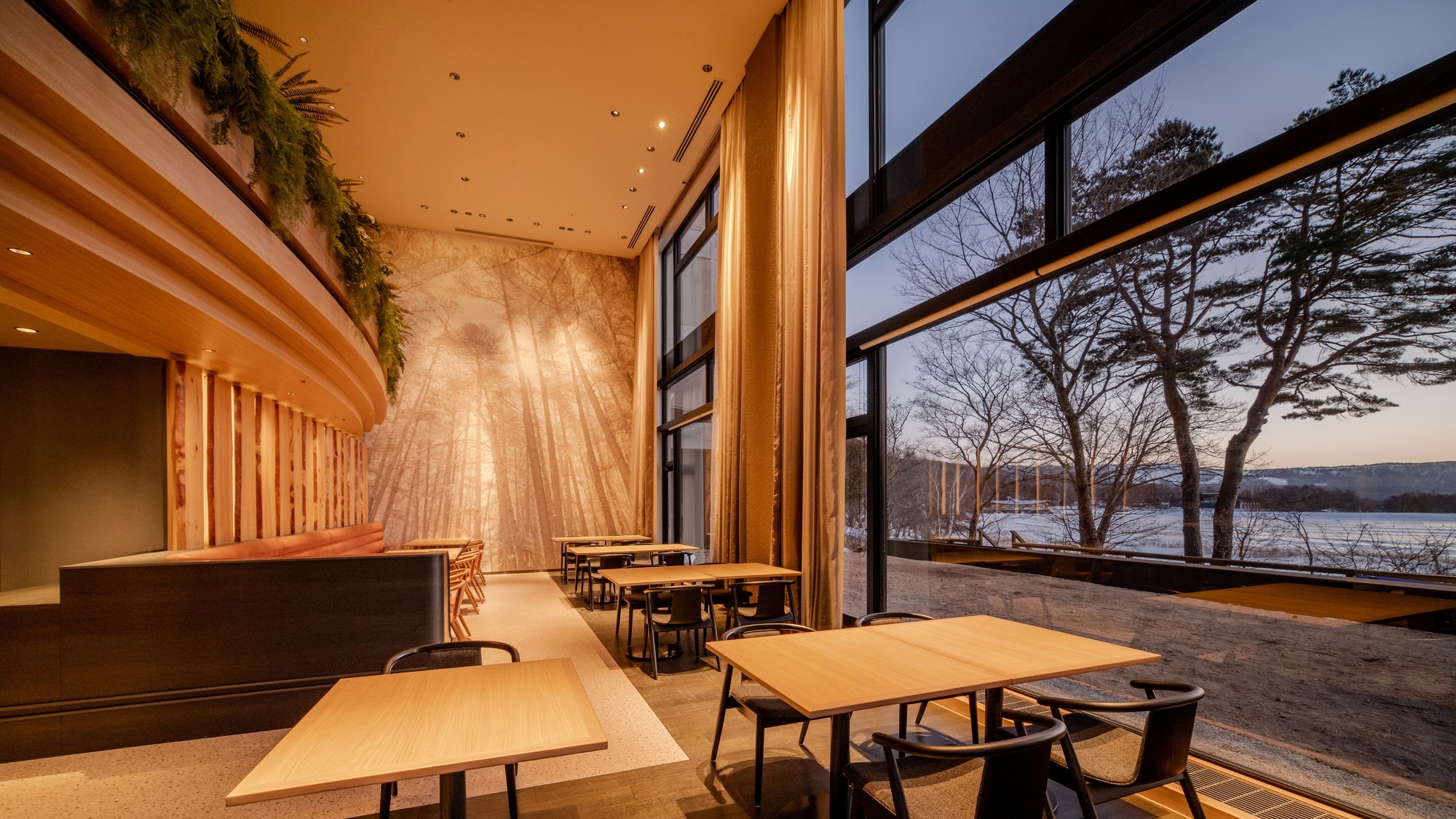 【ホテル棟】レストラン　夜