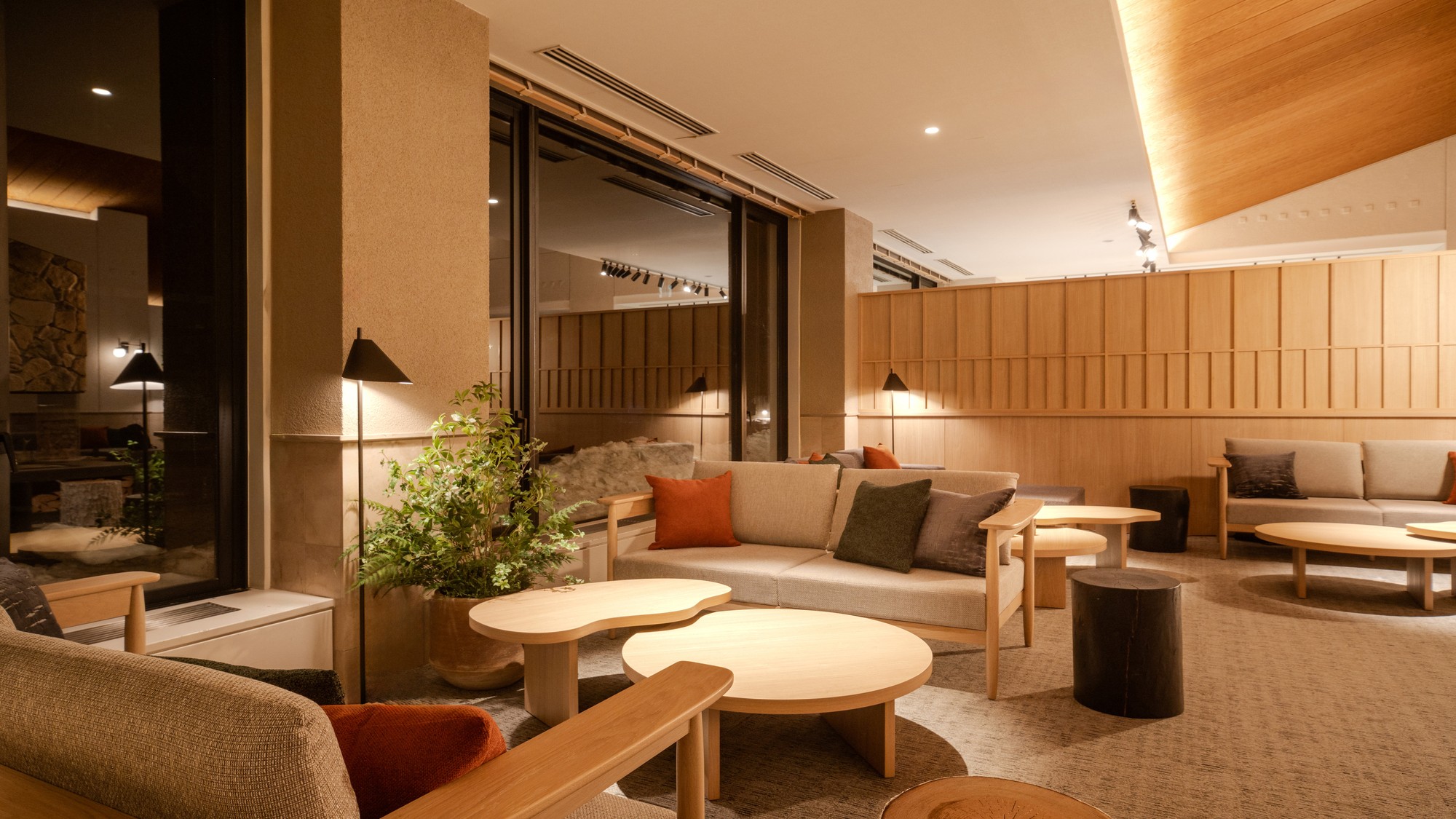 【ホテル棟】ロビー 夜