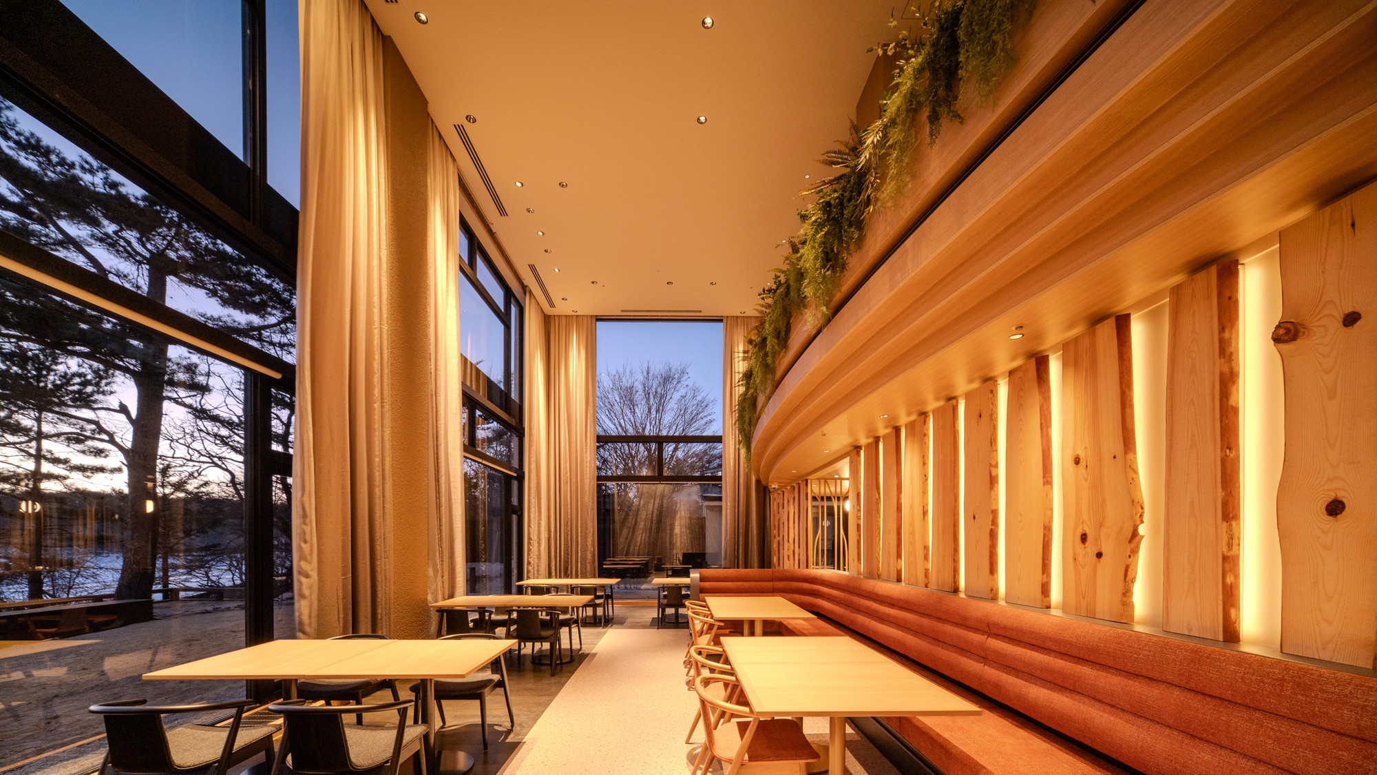 【ホテル棟】レストラン　夜