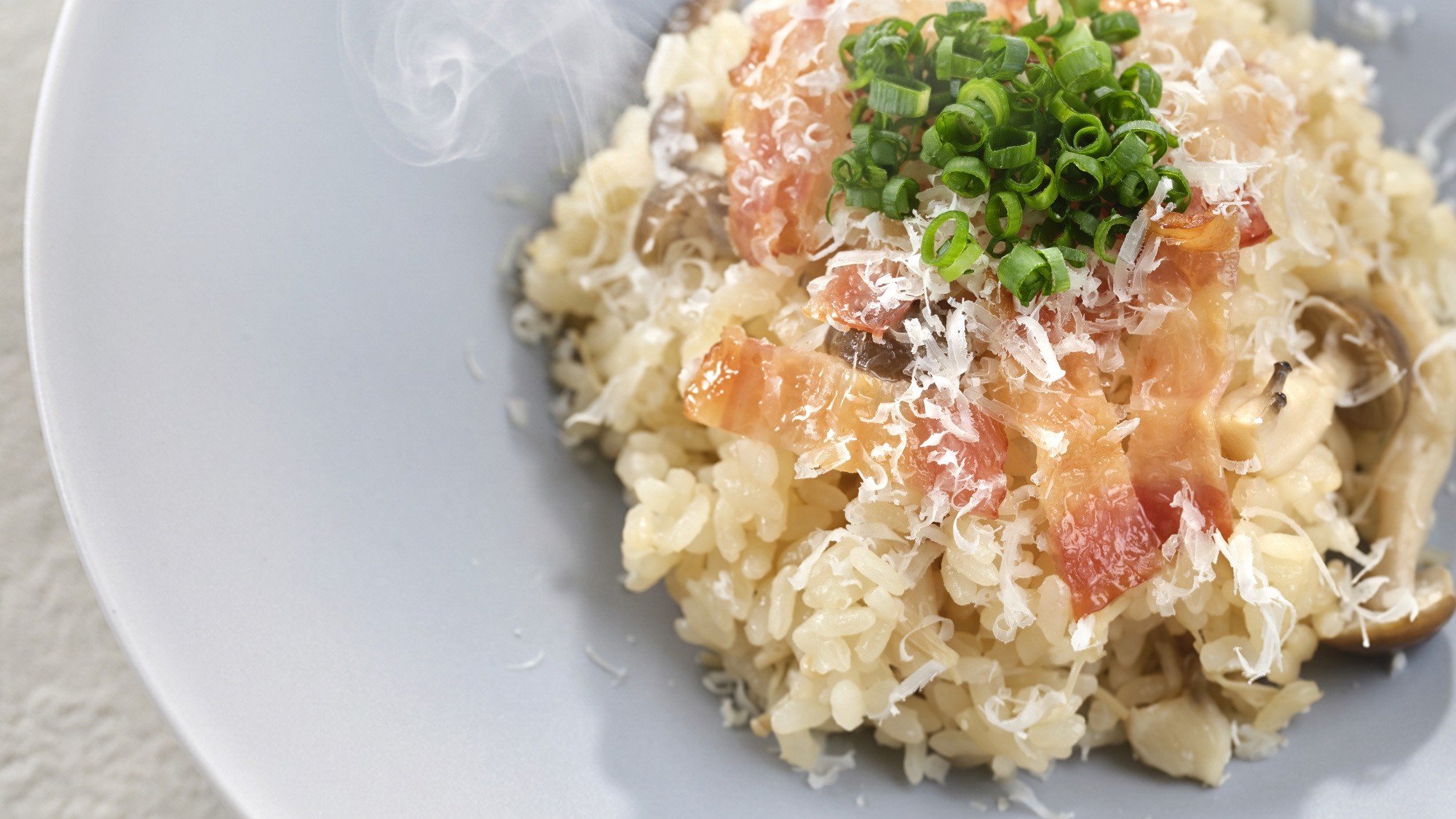 【夕食コース共通(2026秋)/ホテル棟レストラン】茸とパルメジャーノチーズの炊き込みごはん
